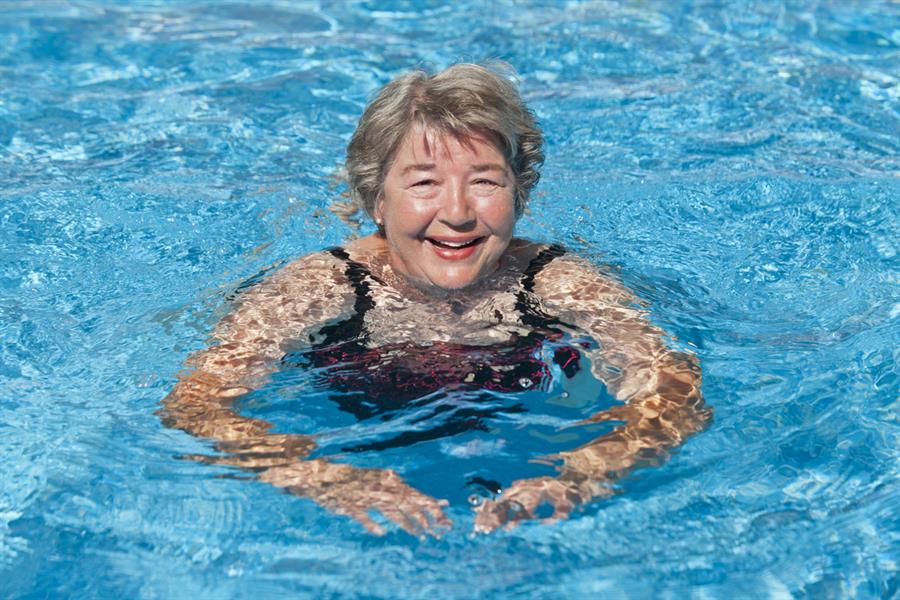 Pourquoi les exercices aquatiques sont-ils en vogue parmi les adultes soucieux de leur santé?