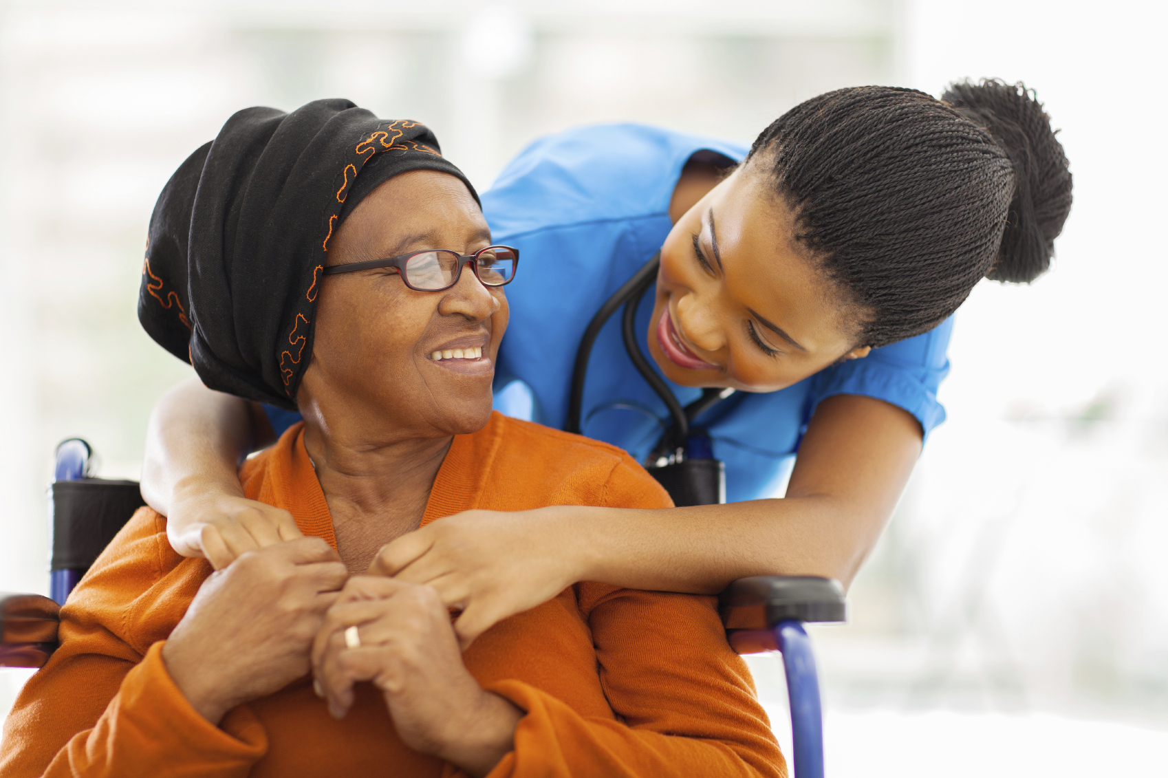 Les soins centrés sur la personne destinés aux patients atteints de démence peuvent également bénéficier aux soignants