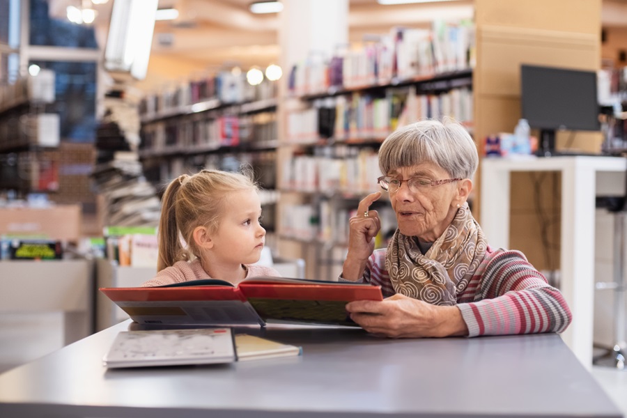 Combler l’écart d’âge : comment les programmes intergénérationnels profitent aux personnes âgées